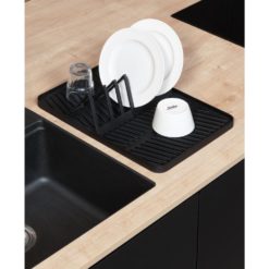 astioita kuivumassa telineessä