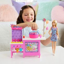 lapsi leikkimässä Barbie-hattarakojulla