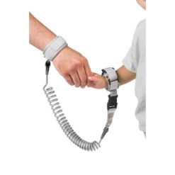 lapsi ja aikuinen, jotka on kytketty toisiinsa turvataluttimella