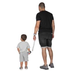 lapsi ja aikuinen, jotka on kytketty toisiinsa turvataluttimella