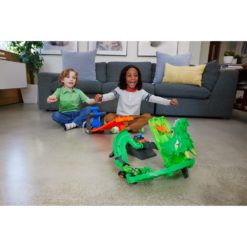 lapsia leikkimässä autoradalla