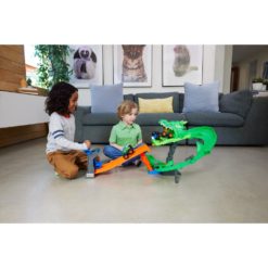 lapsia leikkimässä autoradalla