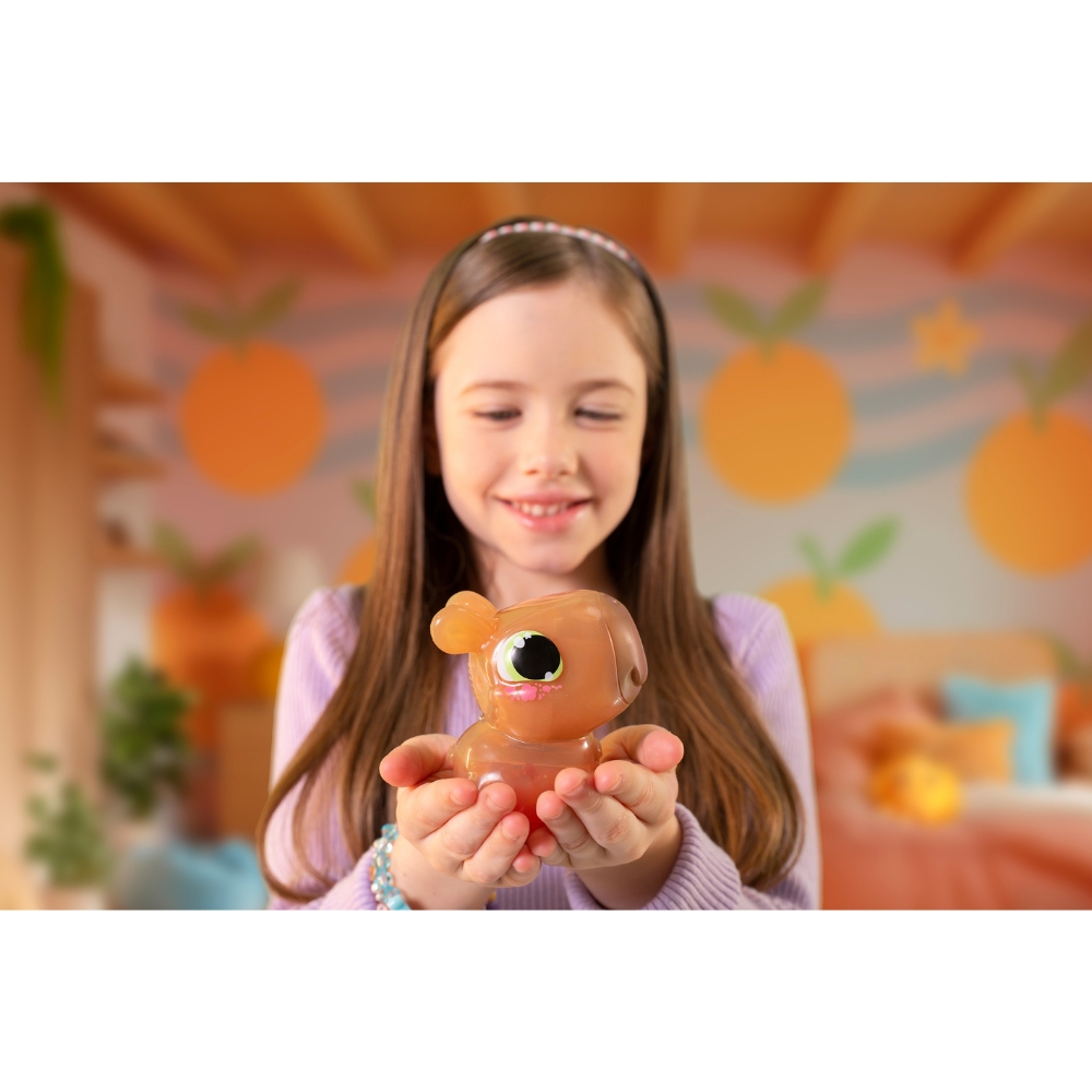 lapsi, joka pitelee lelukapybaraa käsissään