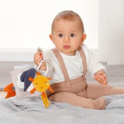 vauva leikkimässä katselukirjalla