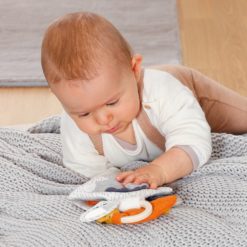 vauva leikkimässä katselukirjalla