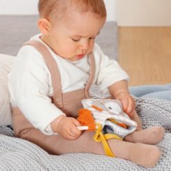 vauva leikkimässä katselukirjalla