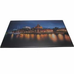 Alternative view of Kirjoitusalusta Helsinki yöllä Aika