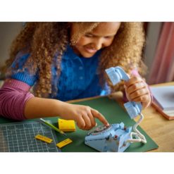 lapsi "soittaa" lankapuhelimella