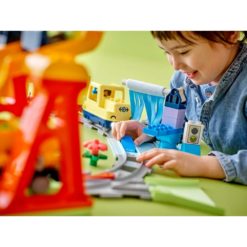 lapsi leikkimässä junaradalla