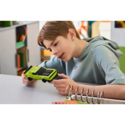 poika tutkimassa vihreää LEGO-autoa