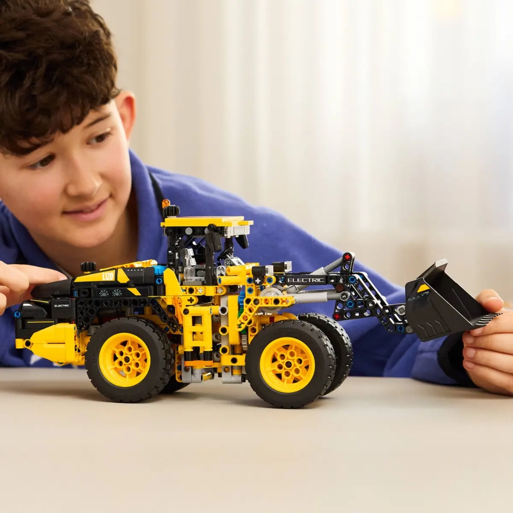 LEGO Technic 42209 Volvo L120 Electric -pyöräkuormaaja
