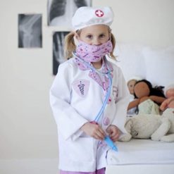lapsi, joka on pukeutunut lääkäriksi