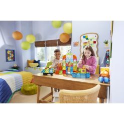 lapsia leikkimässä Magna-Tiles City Center kaupunki -lelusetillä