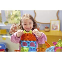 lapsi leikkimässä kaupunkileikkisetillä