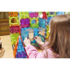 lapsi leikkimässä kaupunkileikkisetillä