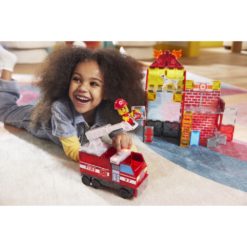 lapsi leikkimässä Magna-Tiles-paloasemalla