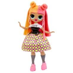nukke, jolla on oranssi-vaaleanpunaiset hiukset ja värikäs hame
