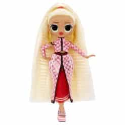 nukke, jolla on pitkät, vaaleat hiukset ja vaaleanpunainen takki ja hame