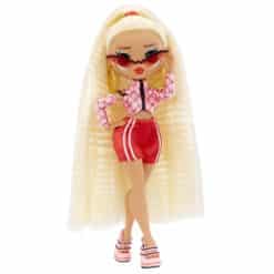 nukke, jolla on pitkät, vaaleat hiukset, vaaleanpunainen takki ja punaiset shortsit