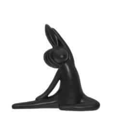 Hauska joogaava pääsiäispupu joka on mustan värinen. Pupu patsas sopii hyvin erityisesti pääsiäiseen tai sitten koristeeksi. samanlaisia pupuja on
