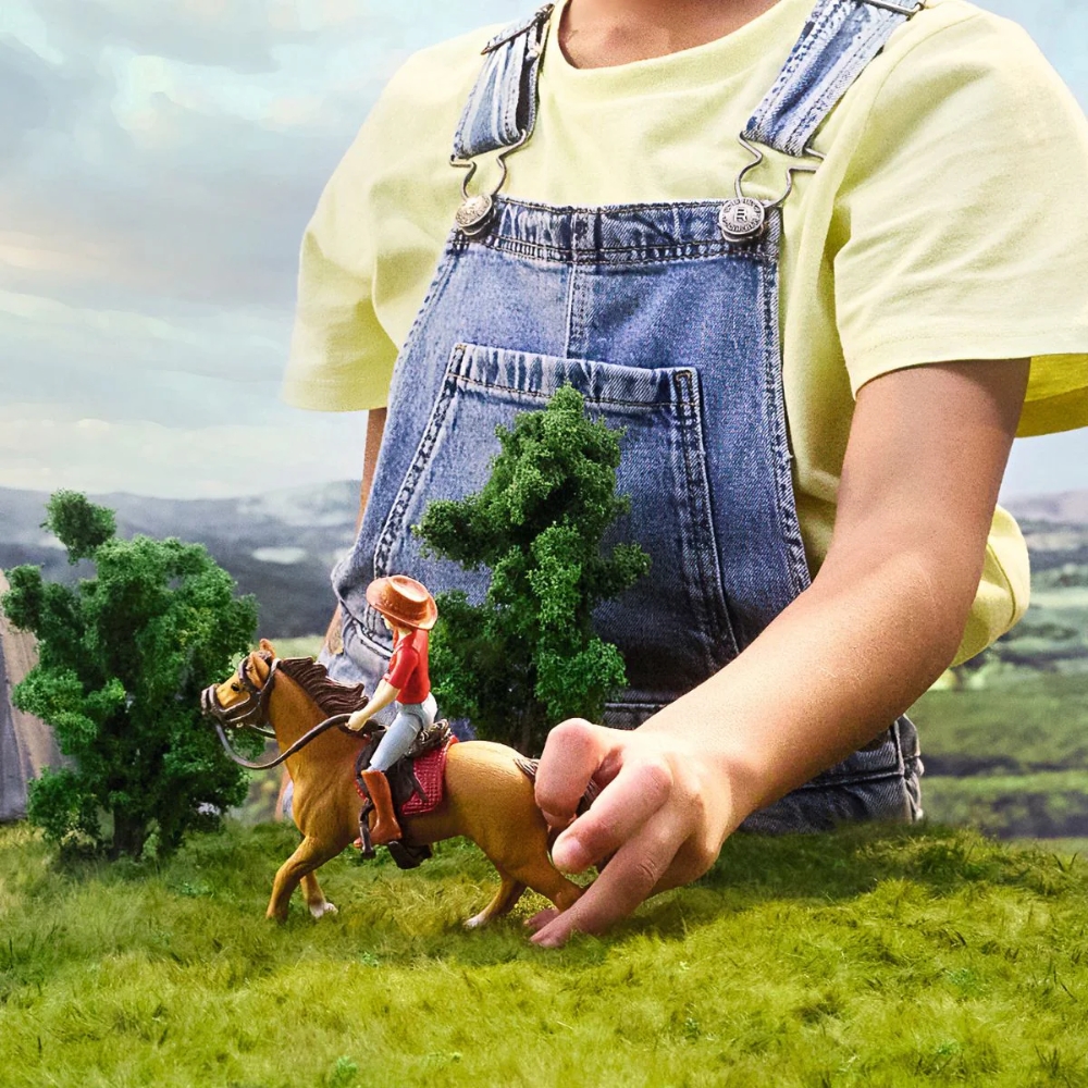 lapsi leikkimässä leluhevosella