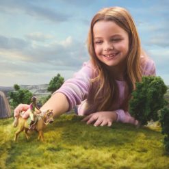 lapsi leikkimässä leluhevosella