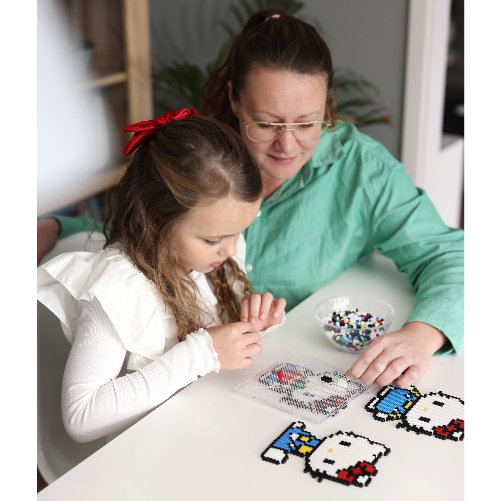 lapsi ja äiti askartelemassa helmityötä
