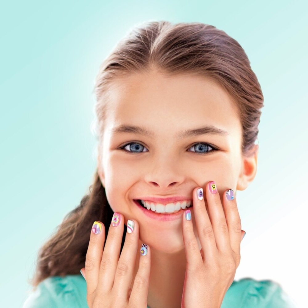 lapsi, jolla on värikkäät kynnet