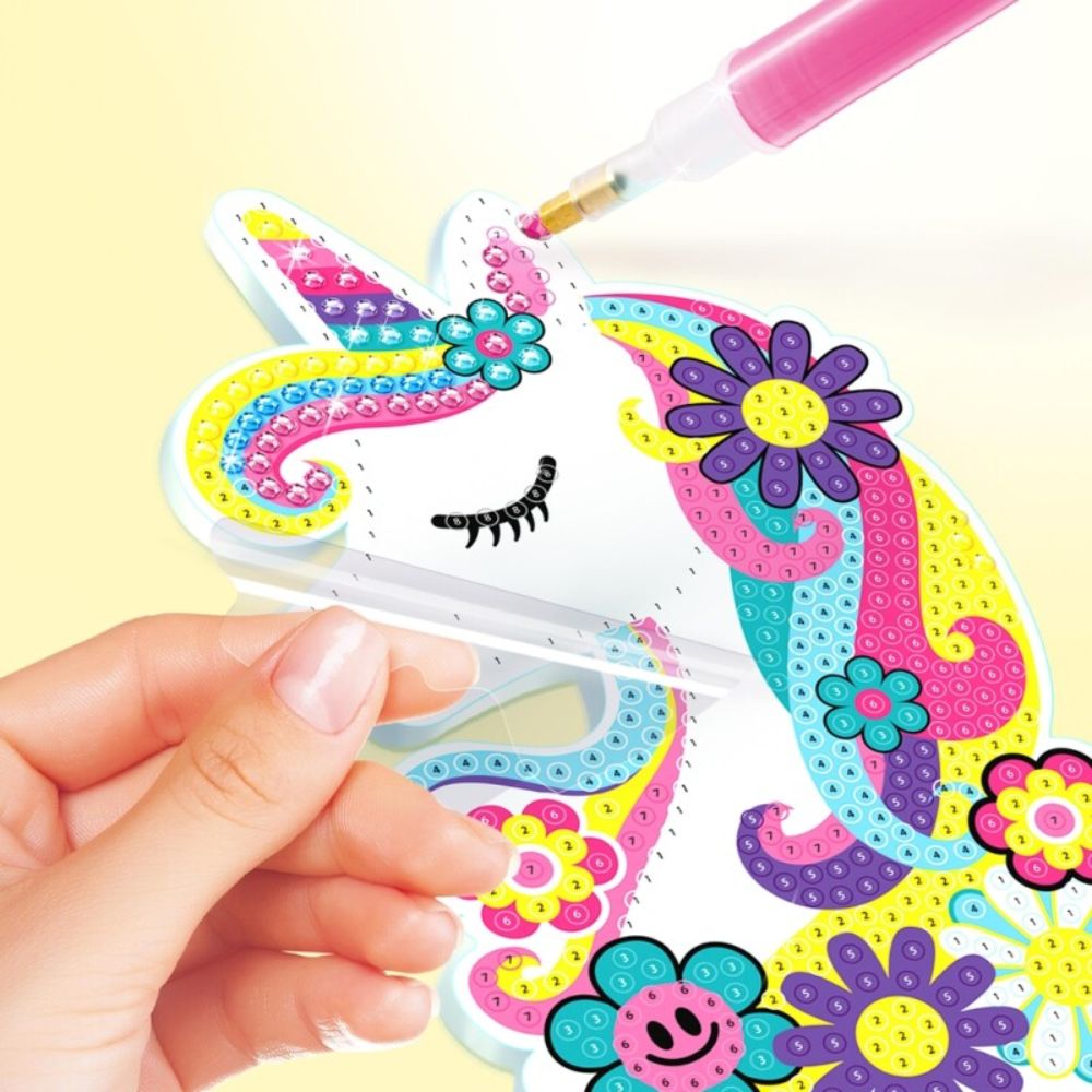 Timanttiaskartelu yksisarvinen LED-alustalla